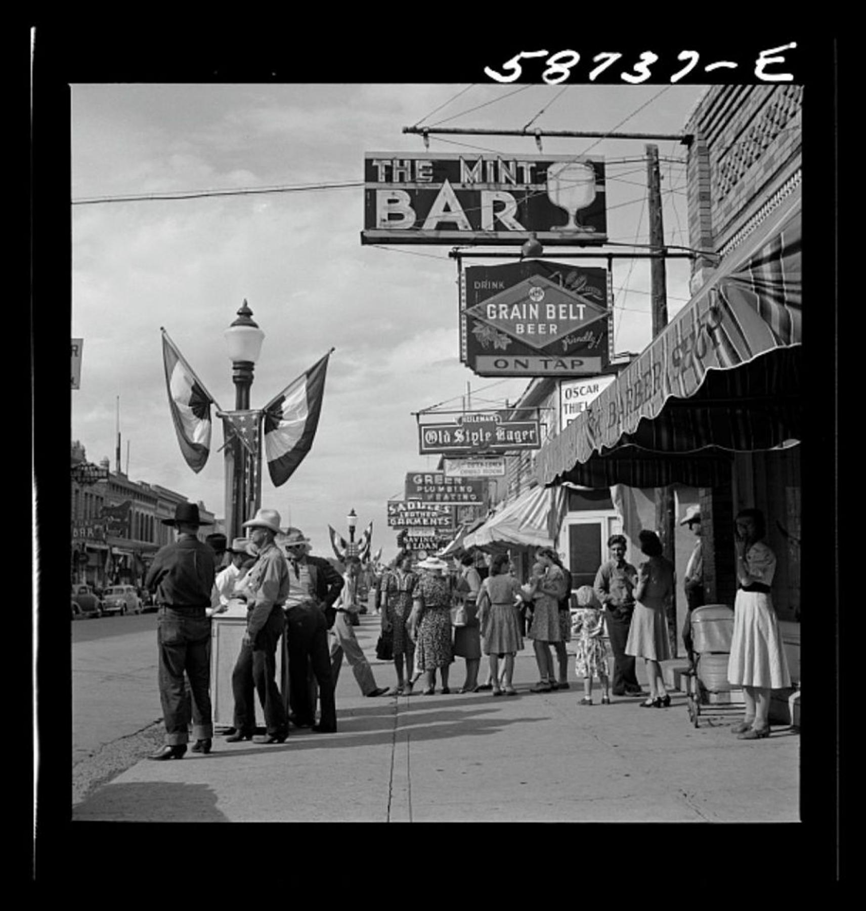 The Mint Bar (right) in 1941, six years after the United States and Wyoming rolled back their alcohol bans